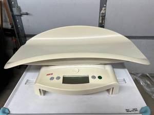 MSRP $600 SECA 354 Digital Baby Scale, 44 lb Capacity, Digital Pediatric &amp Infant Weighing System, Removable Tray Design, WORKS GREAT Needs new batteries