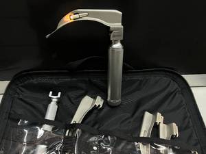 MSRP $1,500 LOT OF 6 ARMSTRONG MEDICAL LARYNGOSCOPE SET, MAC 1-4 BLADES, 2 HANDLES, IRON DUCK CASE, WORKS GREAT