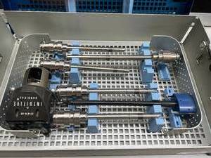 MSRP $15,000 INTUITIVE SURGICAL DA VINCI SI ROBOTIC ENDOSCOPE CANNULA SET, COMPLETE 8MM CANNULA KIT, 5X CANNULAS, ENDOSCOPE ALIGNMENT GUIDE 371679-02, BLUNT OBTURATOR 420008-01, ACCESSORY TRAY, EXCELLENT CONDITION