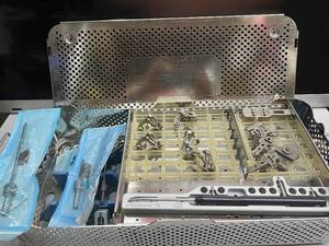 MSRP $20,000 BRAINLAB VECTORVISION KNEE NAVIGATION INSTRUMENT SYSTEM, COMPUTER-ASSISTED TOTAL KNEE REPLACEMENT SURGICAL SET, TRACKERS, CLAMPS &amp CASE, EXCELLENT CONDITION