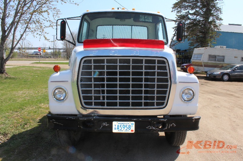 1977 Ford 700 18 Flatbed Dump