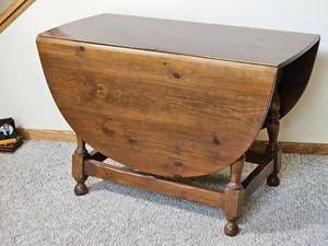 Drop Leaf Wooden Dining Table with Turned Legs