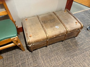 Flat top steamer trunk