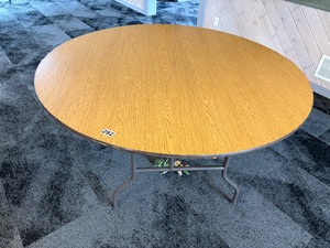 60 round folding table, very good condition