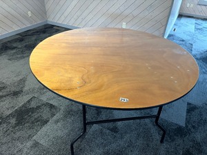 60 round folding table, very good condition