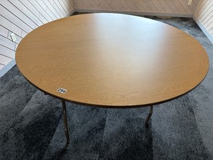 60 round folding table, very good condition