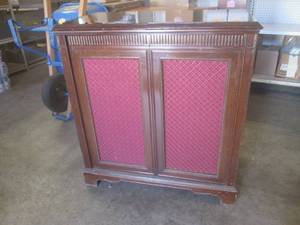 (FRNT) Vintage The Magnavox Cabin...