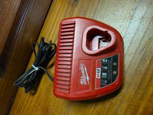 MILLWAUKEE BATTERY CHARGER