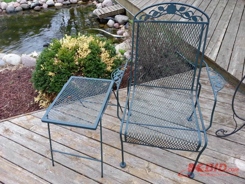 Lawn Lounge Chair and Matching Side Table