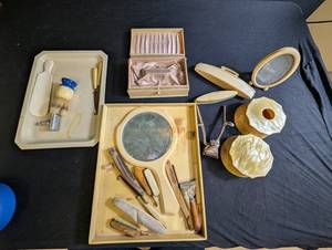 Vanity Grooming Set With Mirrors, Razors & Brush Cases