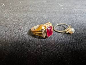 10k Gold Red Stone Ring & Pearl Ring 5.68g