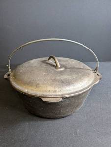 Cast Iron No. 8 Covered Pot With Trivet Insert