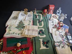 Vintage Christmas Table Linens & Decor Mixed Lot