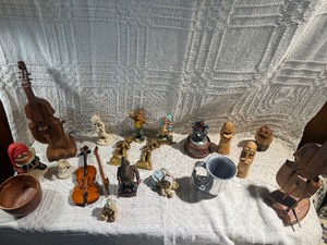 Vintage Folk Art & Decorative Collectibles Lot  Wooden Violins, Hand-Carved Figures, Pewter Mug, Hummel-Style Figurines & More