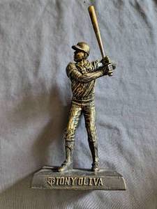 Tony Oliva Bronze Statue