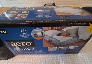 Aero AeroBed Twin Inflatable Air Mattress w Built In Pump 39x74