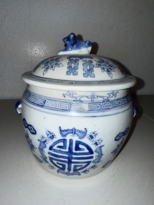 Blue and White Chinese Porcelain Covered Vessel With Foo Dog Finial