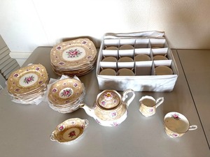 Royal Albert Devonshire Lace Bone China Service - Mixed Lot