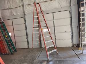 Louisville 12 Fiberglass Step Ladd...