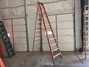 Louisville 12 Fiberglass Step Ladd...