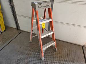 Louisville 4 Fiberglass Step Ladde...
