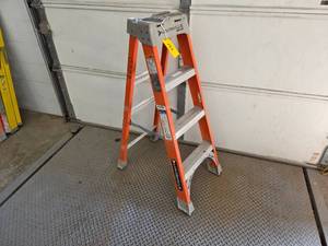 Louisville 4 Fiberglass Step Ladde...