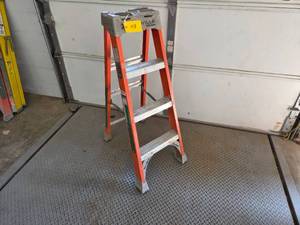 Louisville 4 Fiberglass Step Ladde...