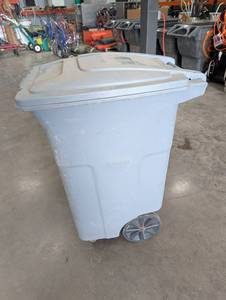Toter Wheeled Trash Cart