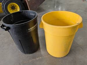 Rubbermaid Brute Trash Can Set (Lot of 2)