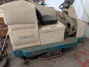 Tennant 7200 Ride-On Floor Scrubber