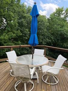 Outdoor Patio Dining Set With 4 Swivel Chairs, Glass Table & Umbrella