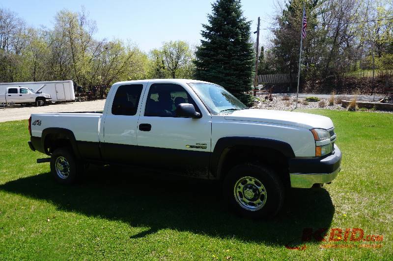 lot 1 image: 2006 Chevrolet Silverado Duramax Diesel 4 x 4 Pick Up Truck