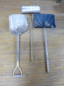 3 Shovels