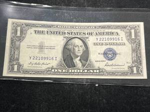 1935F US BLUE SEAL $1 SILVER CERTIFICATE
