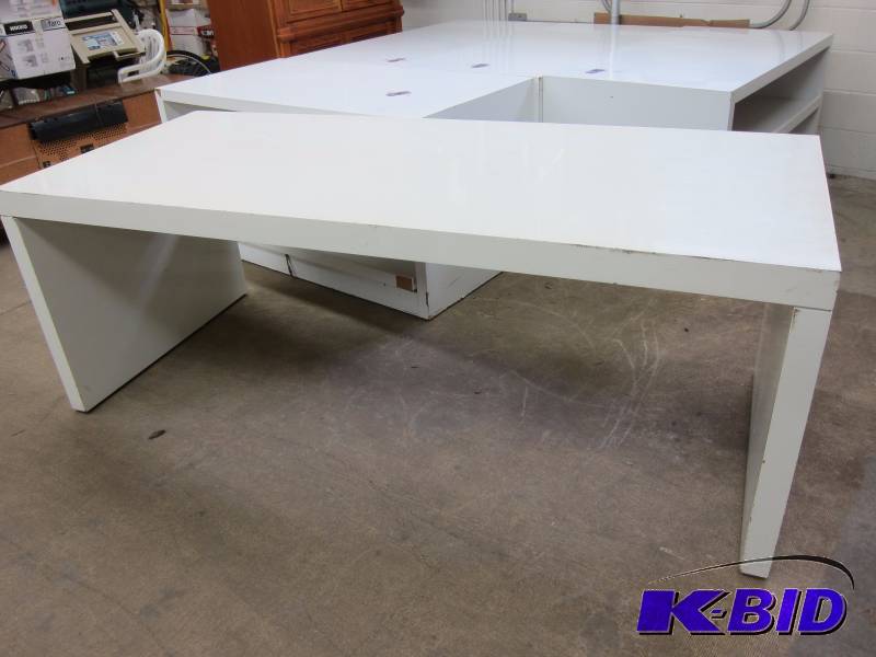 lot 12 image: Display Table