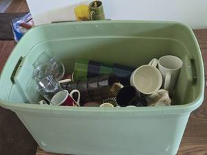 Lot of (1 Bin) Mugs and Glasses (assorted)