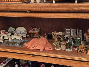 Lot of (1 Shelf) Dollhouse Miniatures