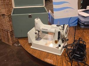 Singer Sewing Machine with Case