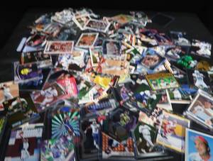 MIXED LOT OF COLLECTIBLE SPORTS CARDS