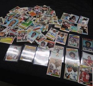 LARGE LOT OF COLLECTABLE FOOTBALL CARDS
