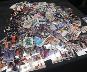 LARGE LOT OF BASKETBALL, FOOTBALL,HOCKEY AND MORE TRADING CARDS