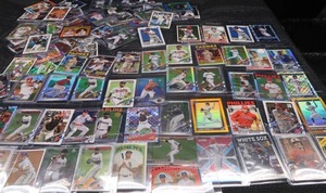 LARGE LOT OF COLLECTABLE BASEBALL CARDS