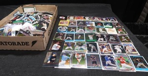 LARGE LOT OF COLLECTABLE BASEBALL CARDS