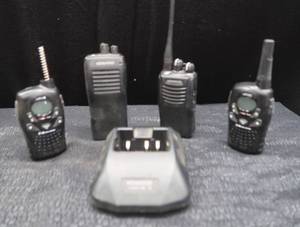 4 WALKIE TALKIES 1 CHARGER