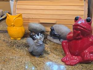 Lot of (5) Animal Dcor - Ceramic Owl, Ceramic Frog, Resin Frog Holding Rock, Resin Bird