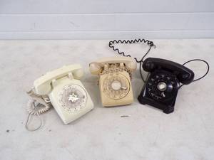 3 Vintage telephones