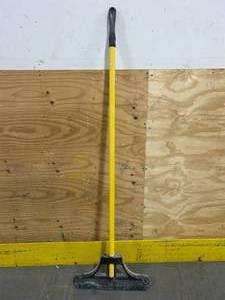 24 in. High Power Contractor Grade Fiberglass Handle (no brush head)