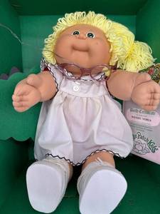 Cabbage Patch Kids - Coleco - 1985 - Ponytail - Lemon Hair - Green Eyes - Girl - Dimple & Glasses (broken) - MIB