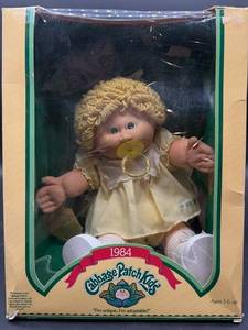 Cabbage Patch Kid - Coleco - 1984 - Loop Shag - Gold Hair - Green Eyes - Girl - Dimples & Freckles - MIB