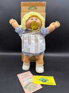 Cabbage Patch Kid - Coleco - Braided Ponytail - Lemon Hair - Green Eyes - Girl - Dimples & Pacifier - with Box
